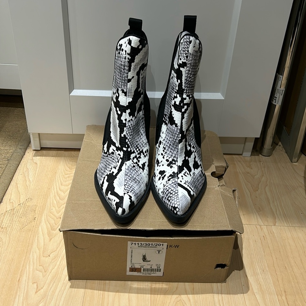 Zara snake print cowboy ankle boots in Size 6.5